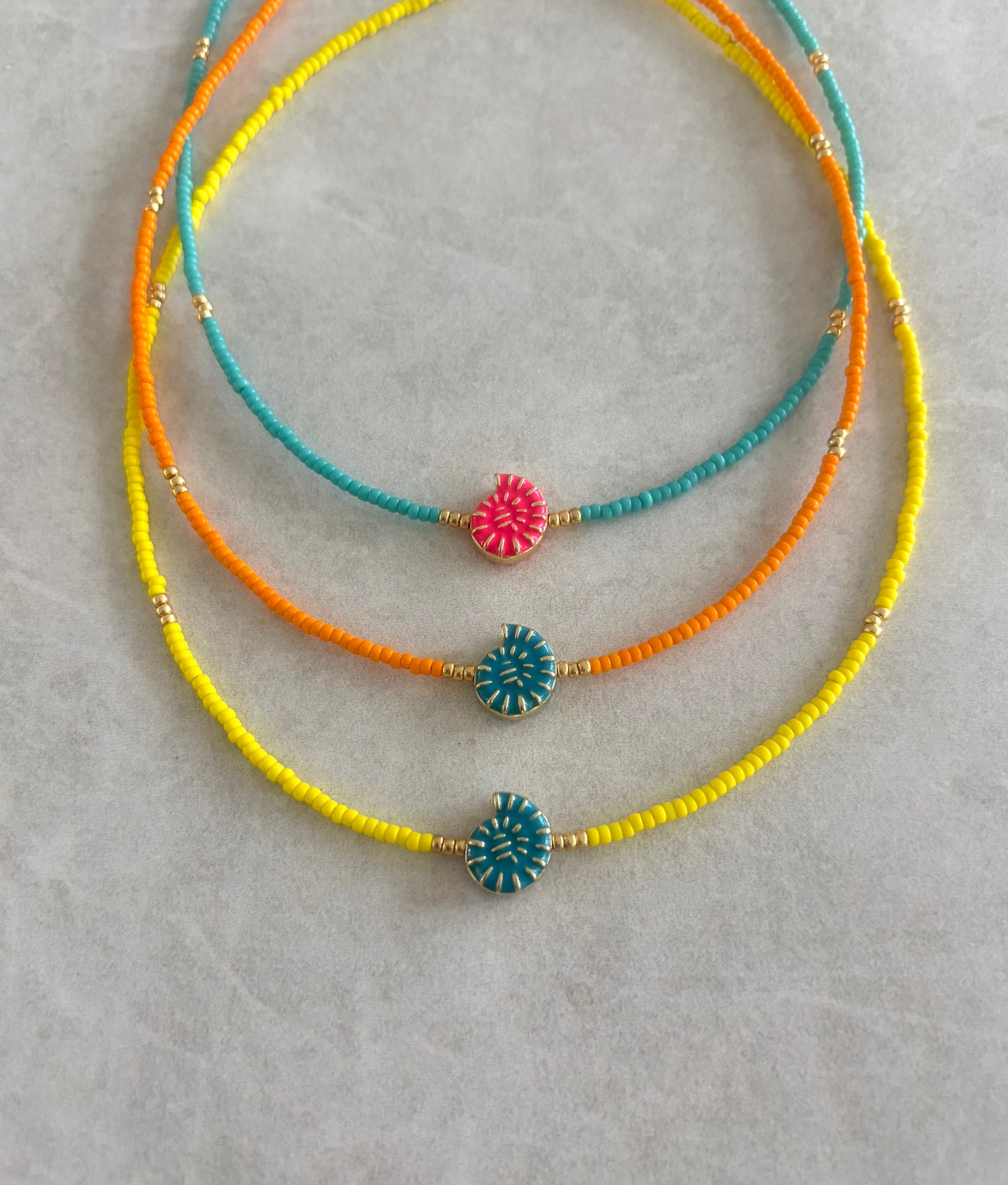 Choker caracola amarilla y azul
