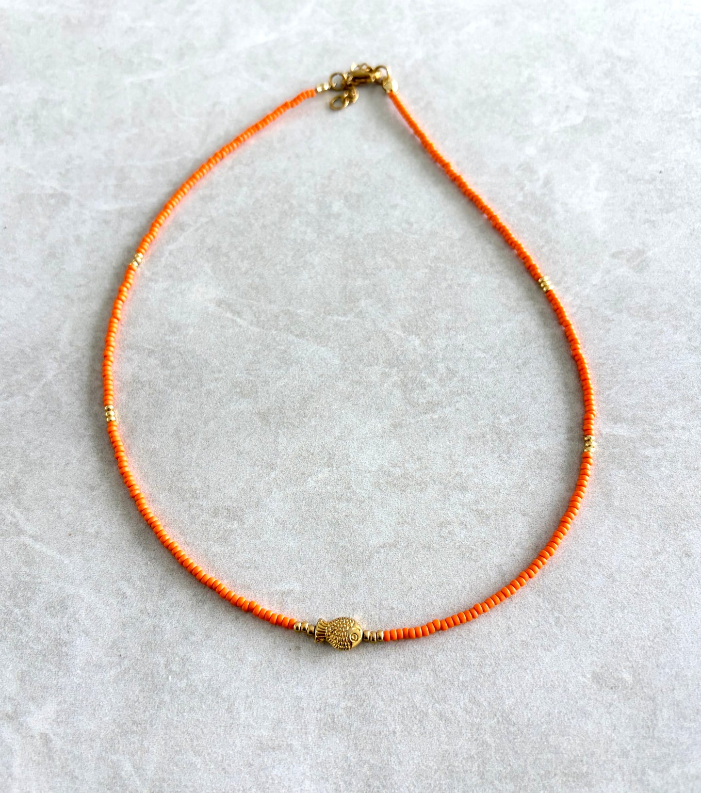 Choker azul y pez dorado