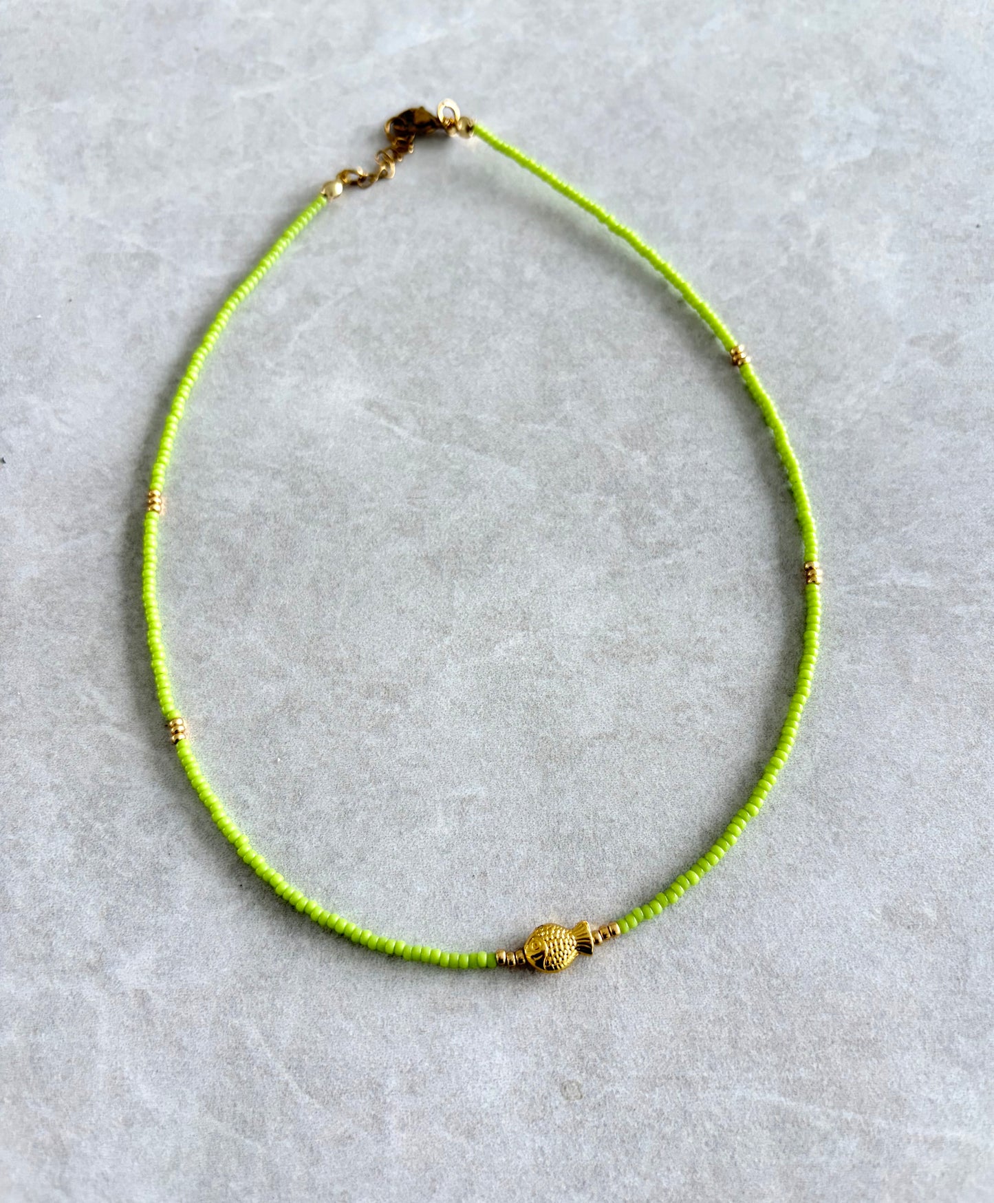 Choker azul y pez dorado