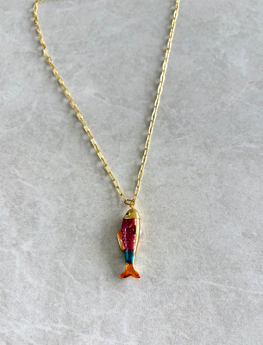 Cadena pez rosa con cola naranja