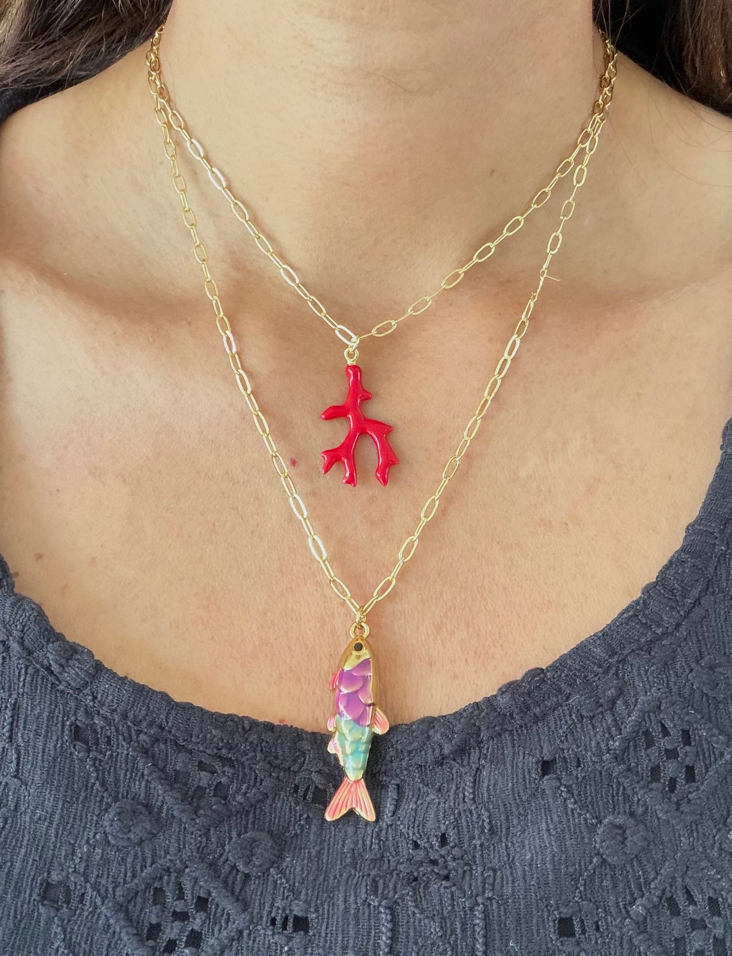 Cadena pez rosa con cola naranja