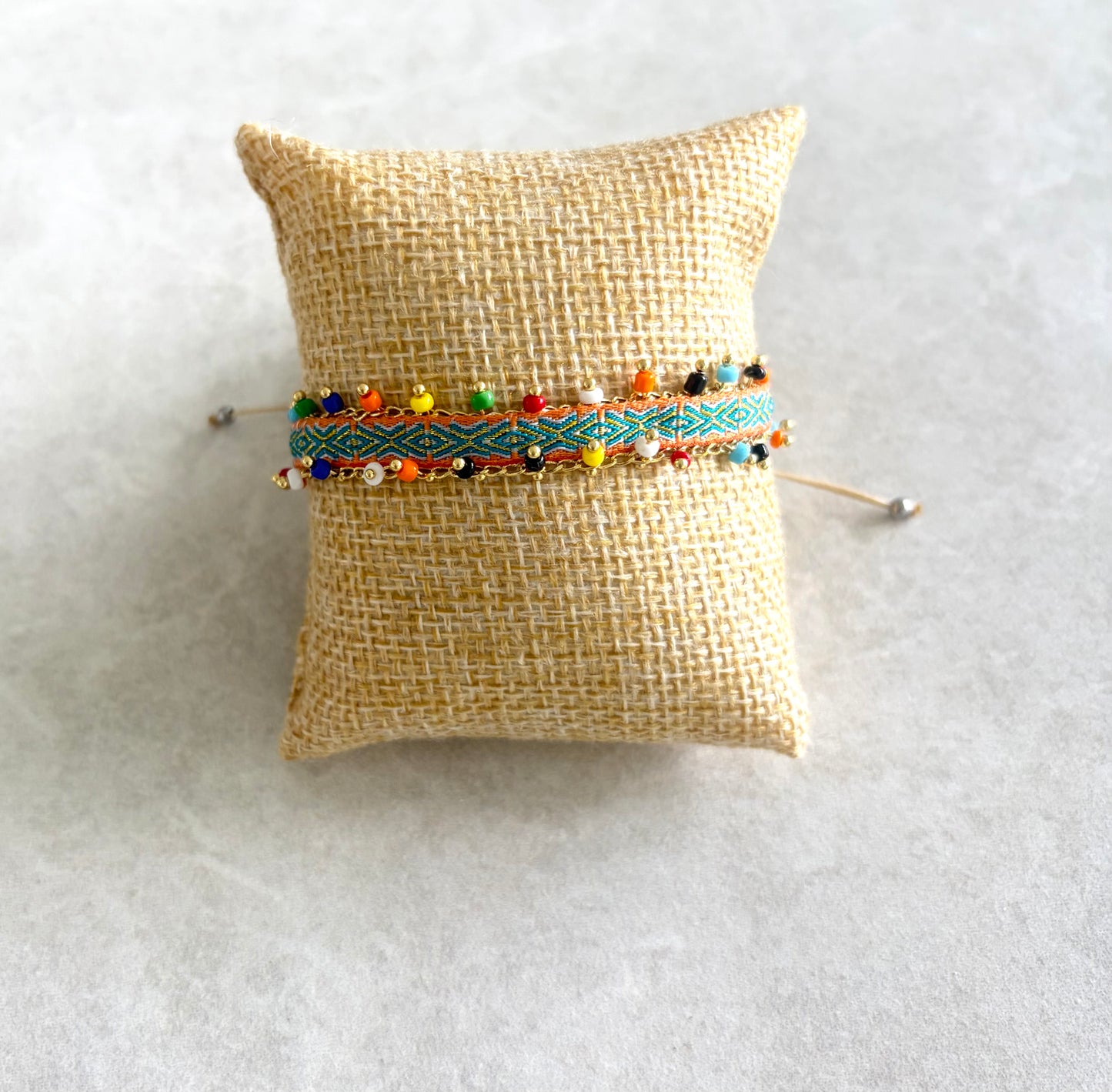 Pulsera en tela verde y seed beads