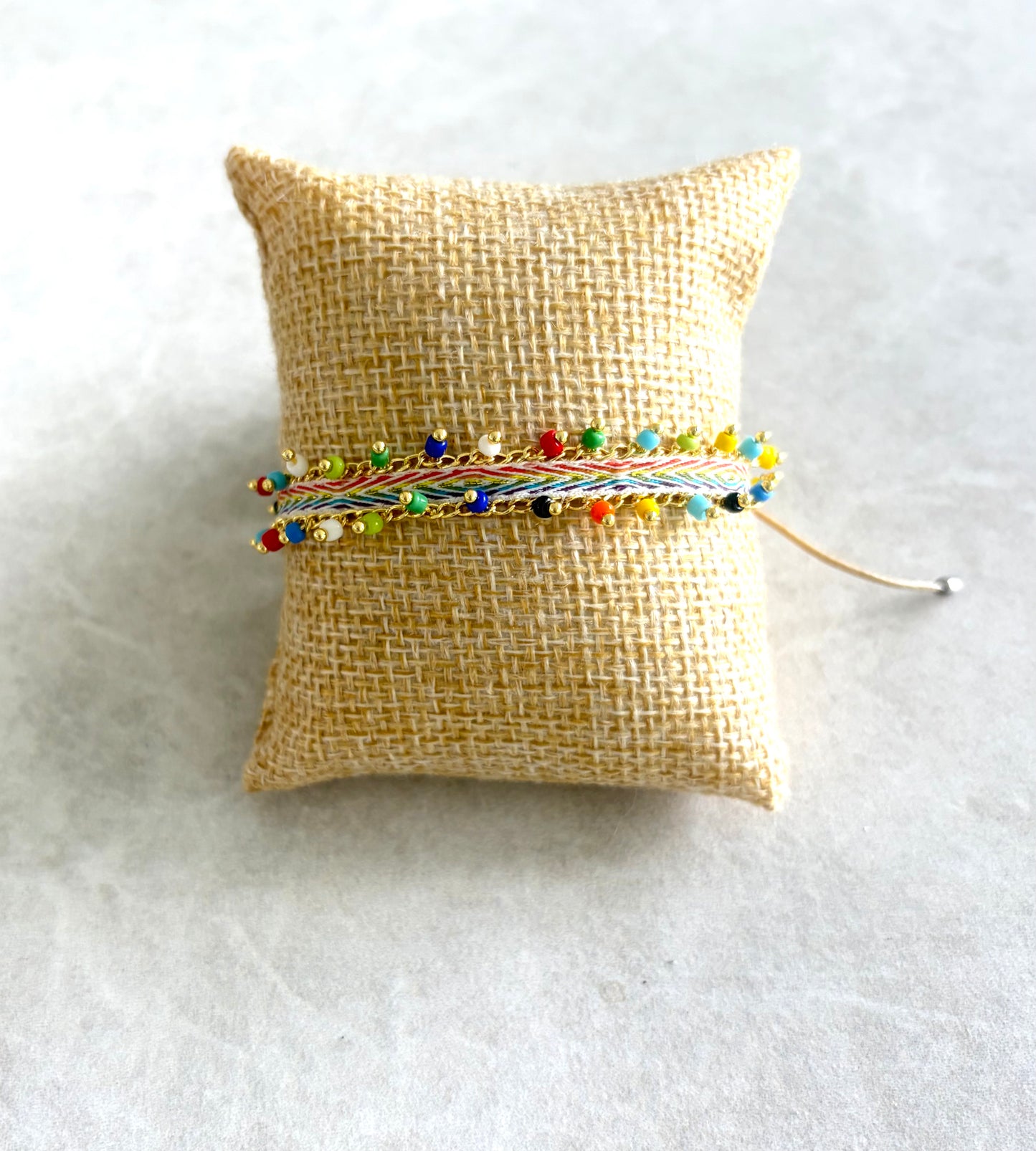 Pulsera hilo beige y seed beads