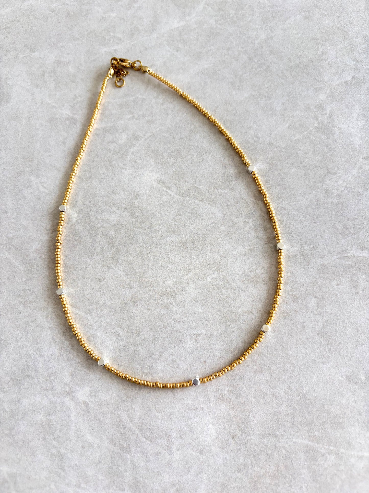 Choker seed bead dorado