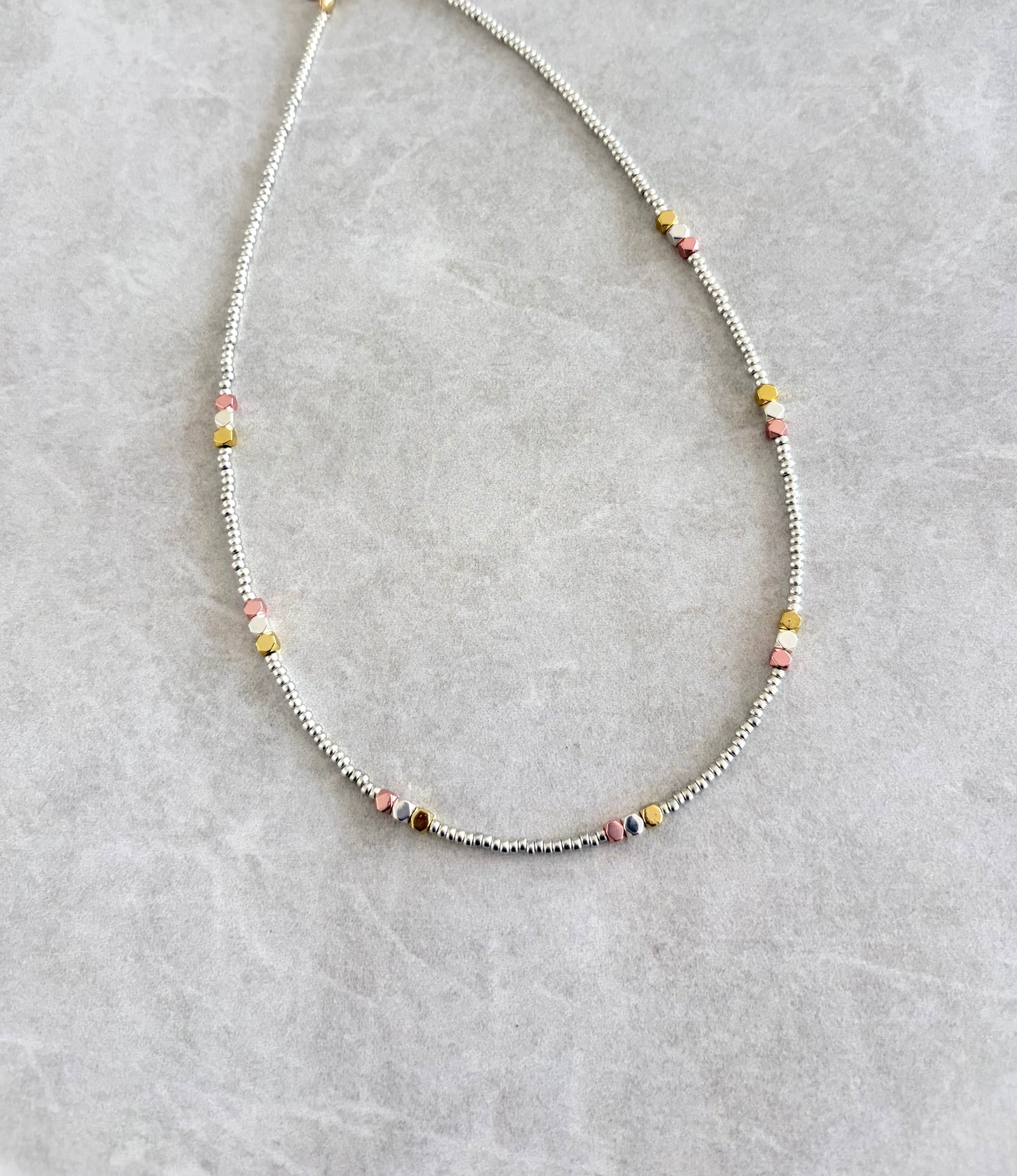 Choker seed bead plateado