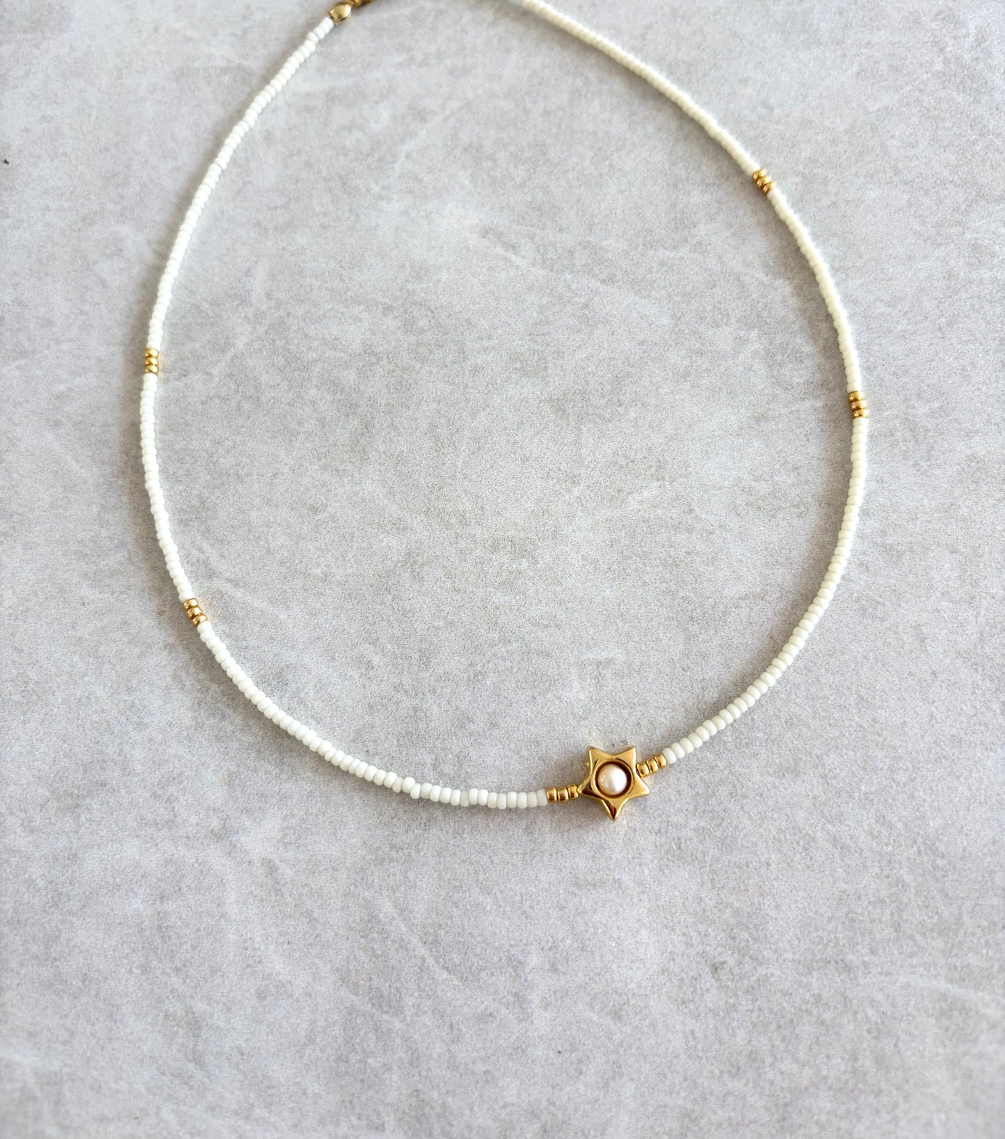 Choker en seed bead blanco