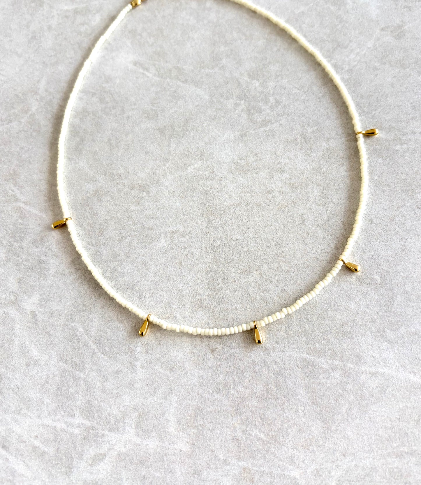 Choker en seed bead blanco