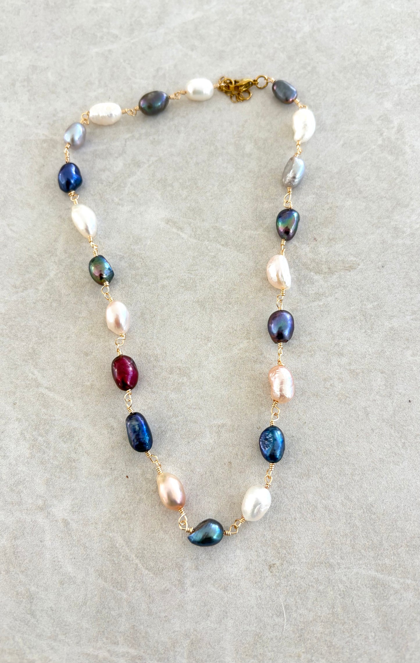 Collar alambrado en perla rice multicolor