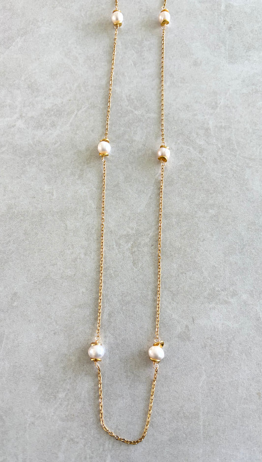 Collar alambrado con perlas redondas
