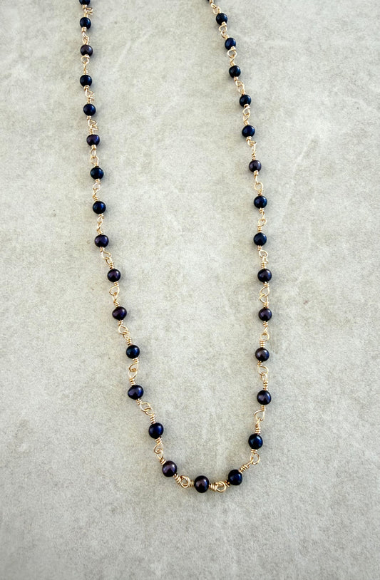 Collar alambrado en mini perlas azul royal