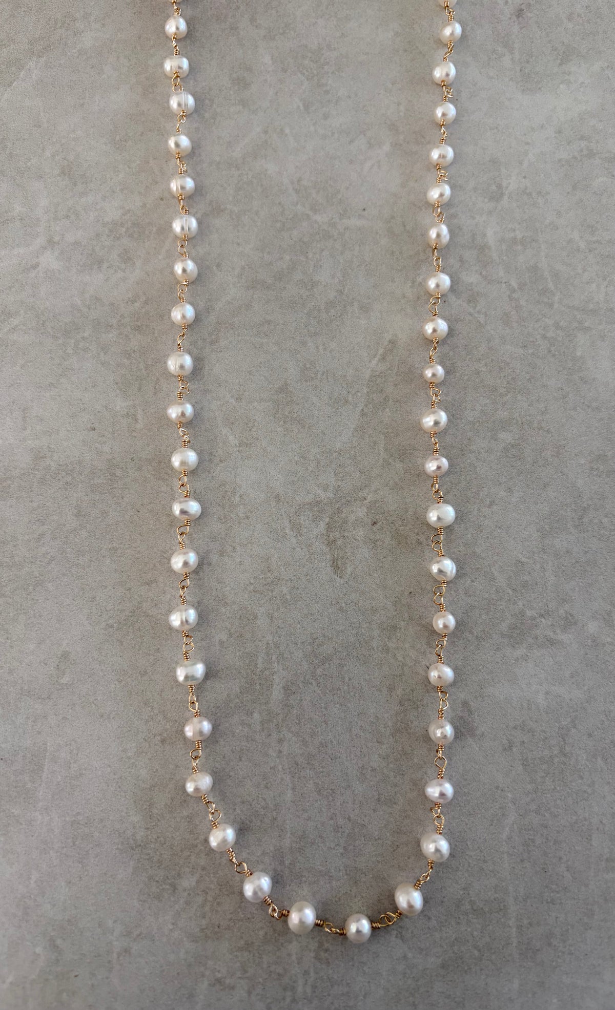 Collar largo en perlas alambrada