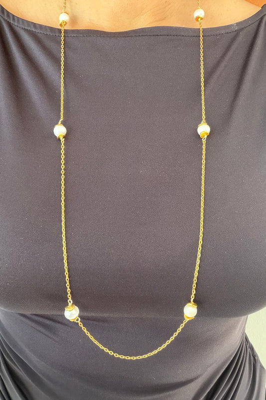 Collar alambrado con perlas redondas