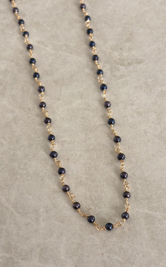 Collar alambrado en mini perlas azul royal