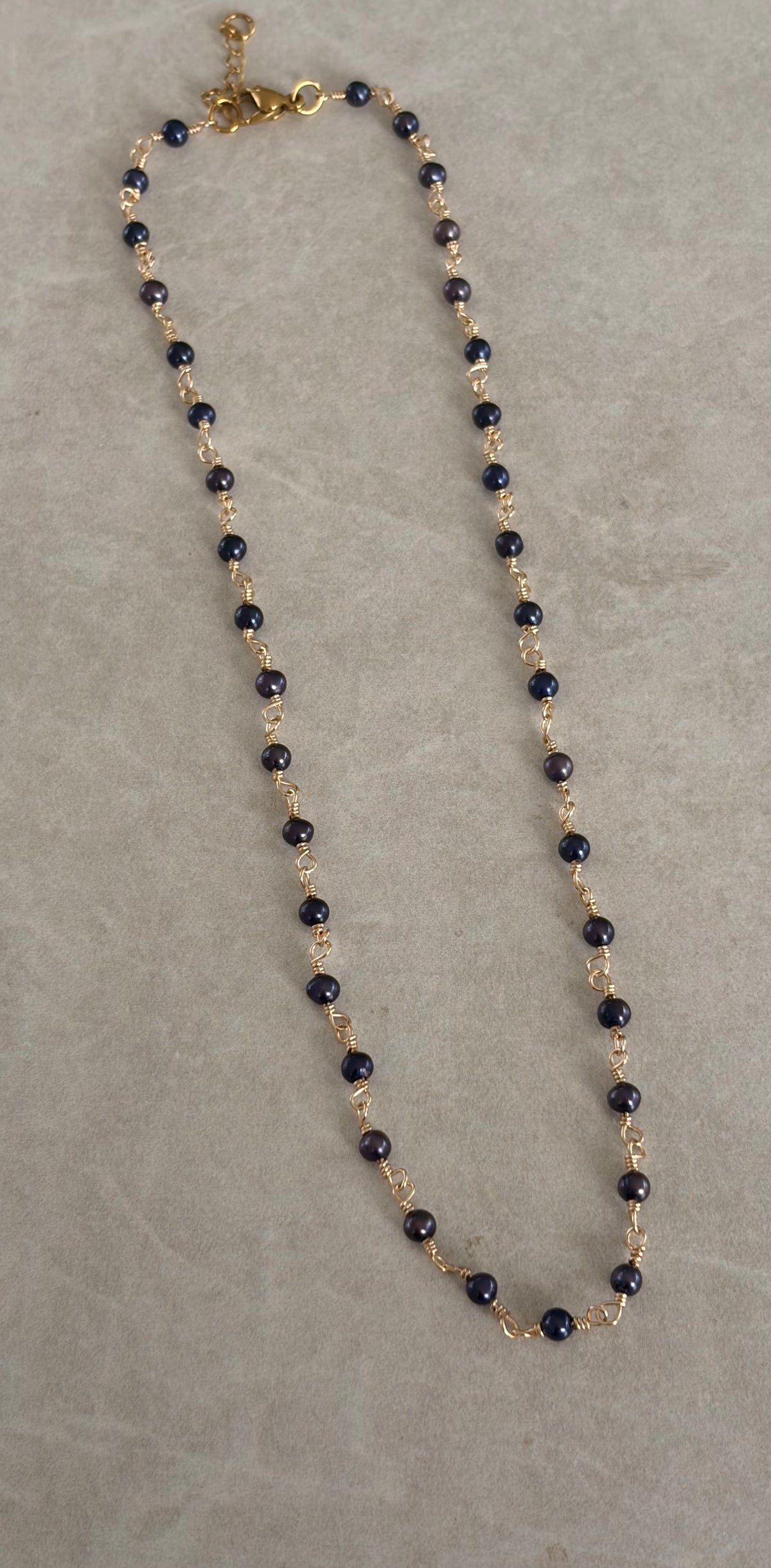 Collar alambrado en mini perlas azul royal