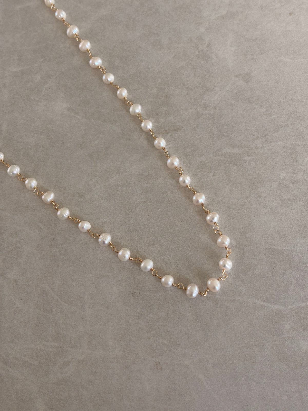 Collar largo en perlas alambrado