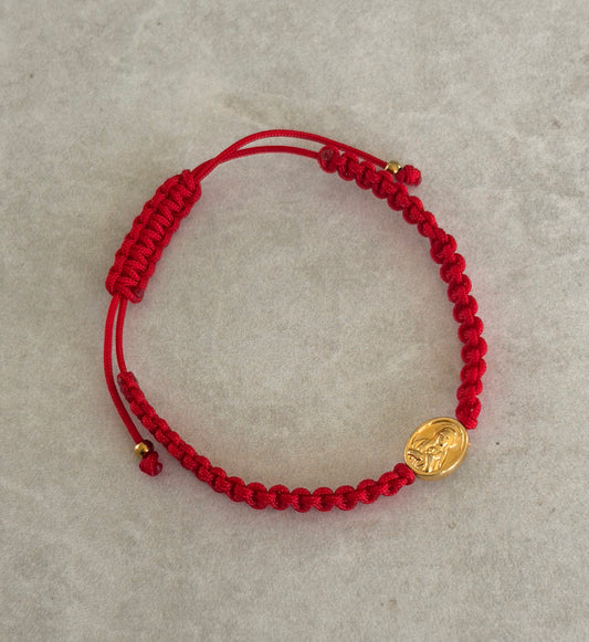 Pulsera San Benito ovalado en hilo rojo