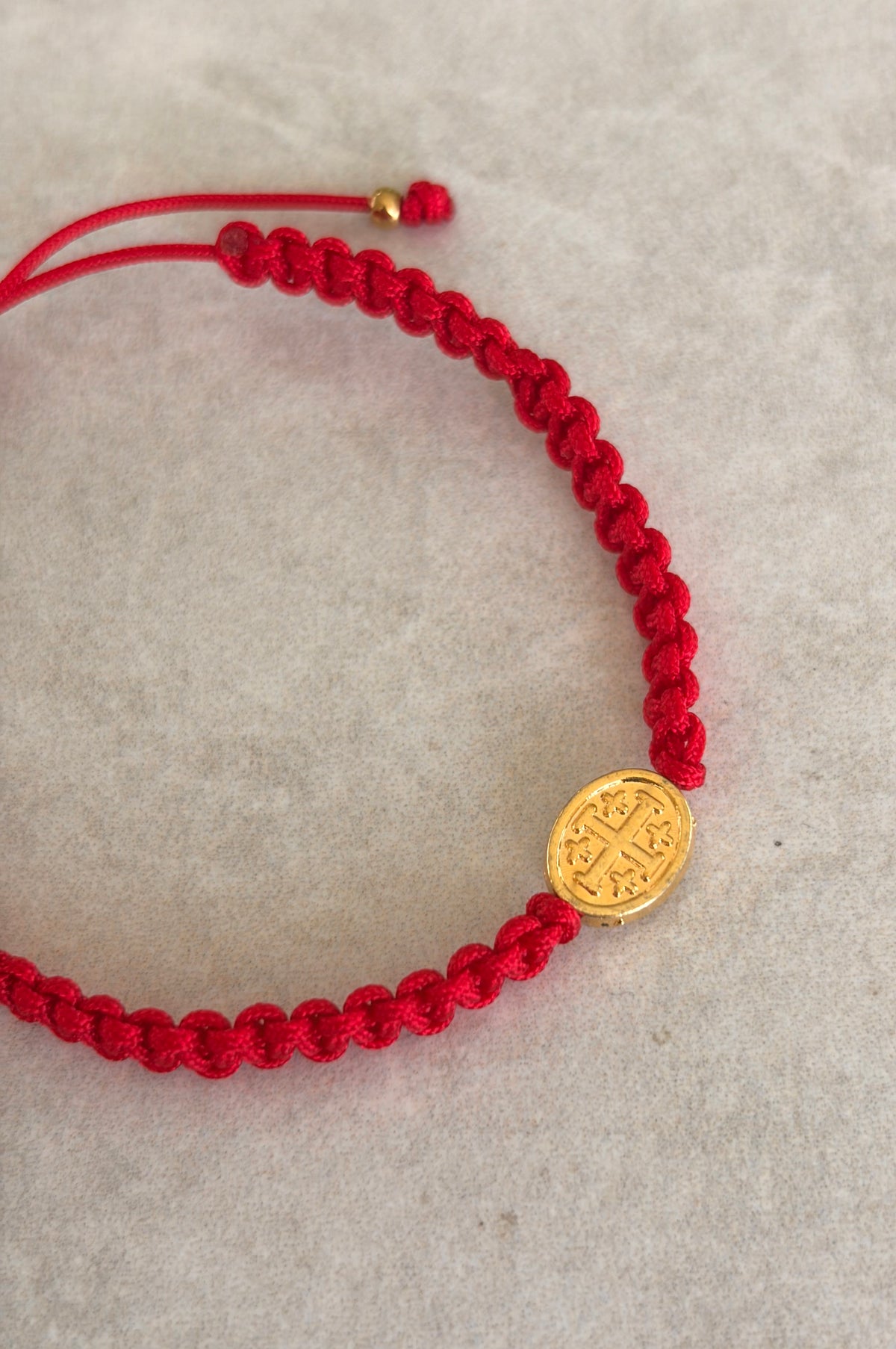 Pulsera San Benito ovalado en hilo rojo