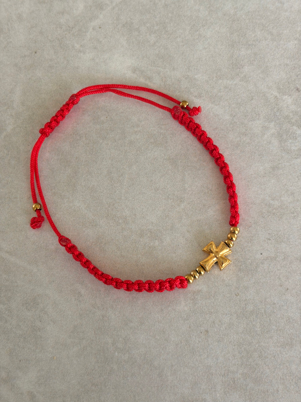 Pulsera mini cruz en hilo rojo