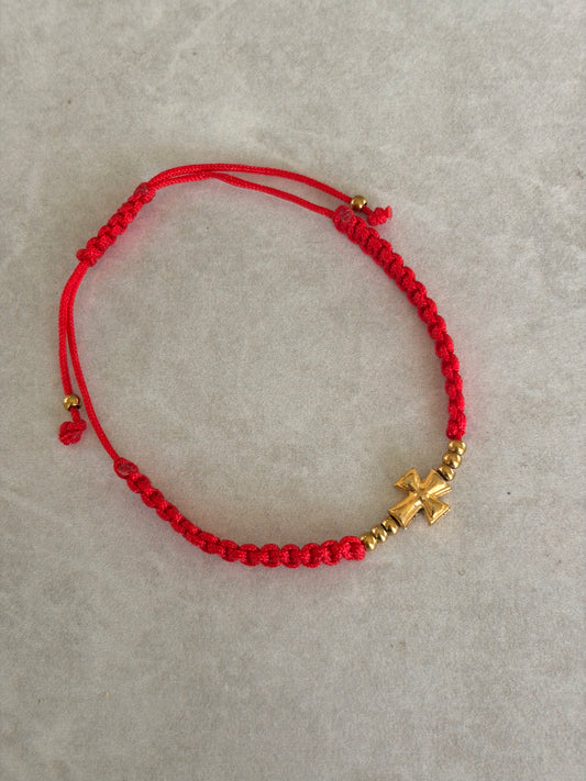 Pulsera mini cruz en hilo rojo