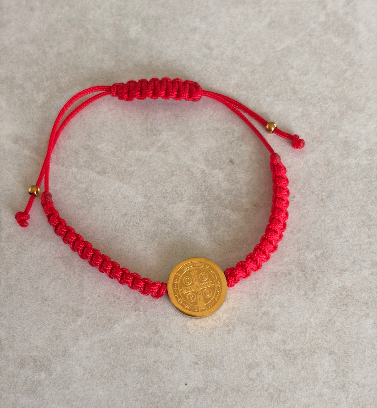 Pulsera dije San Benito redondo en hilo rojo