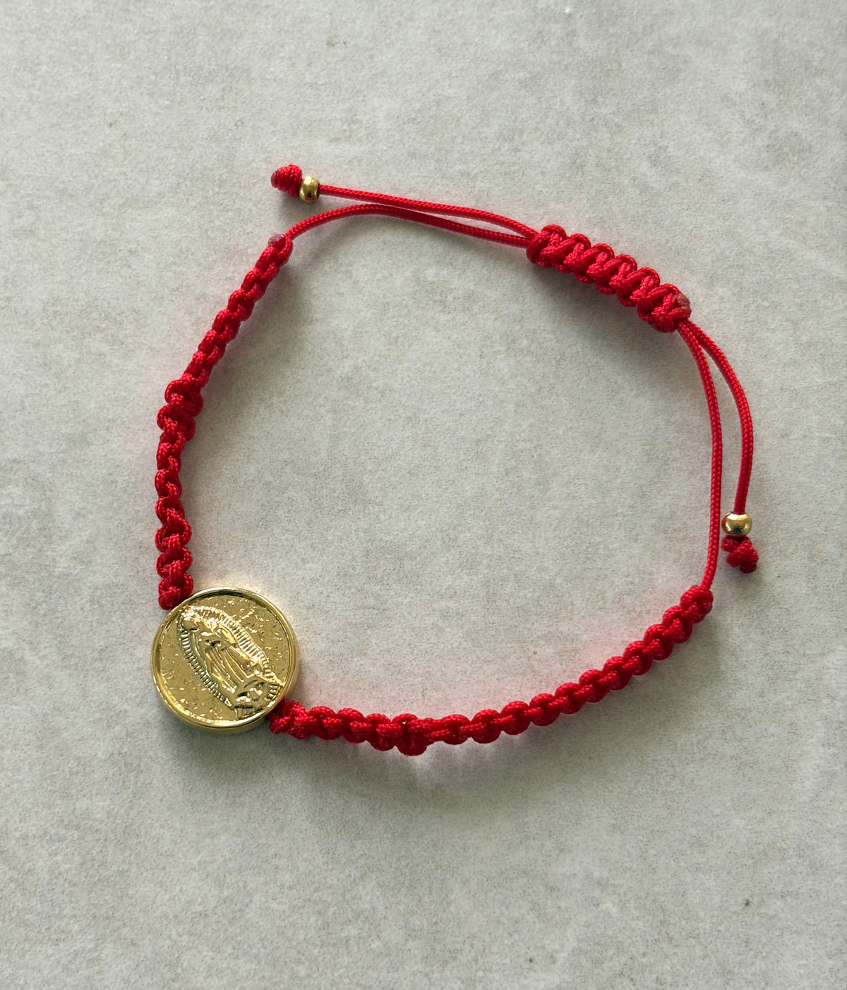 Pulsera Virgen de la Medalla Milagrosa en hilo rojo