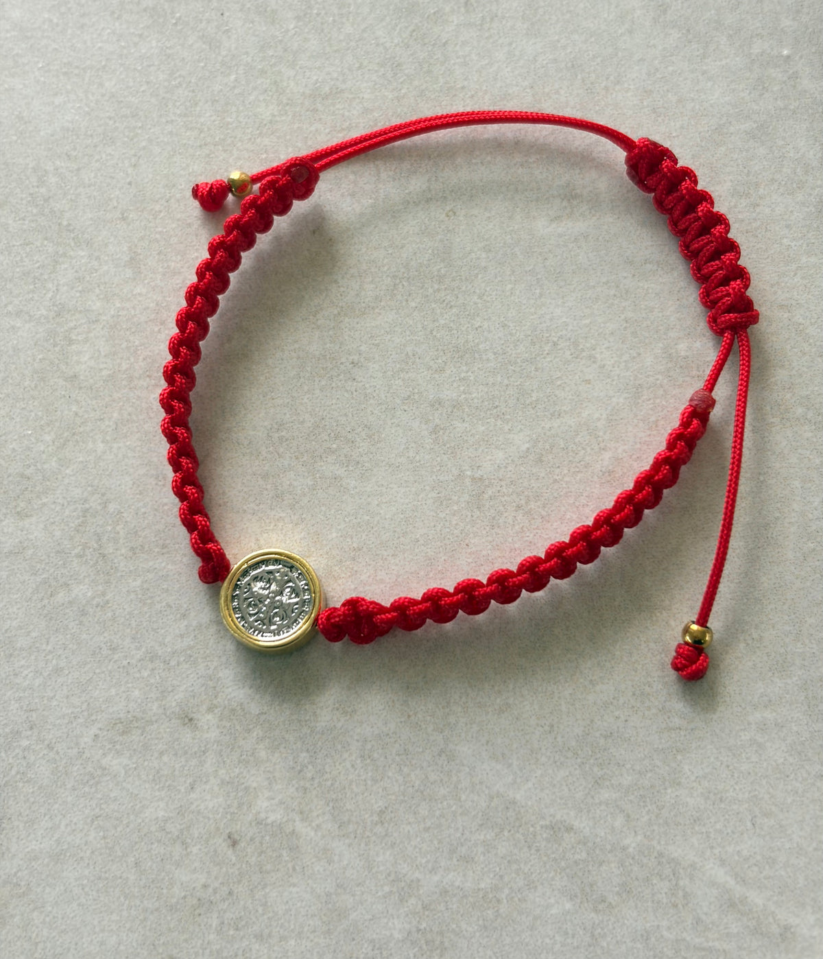 Pulsera San Benito dos tonos en hilo rojo