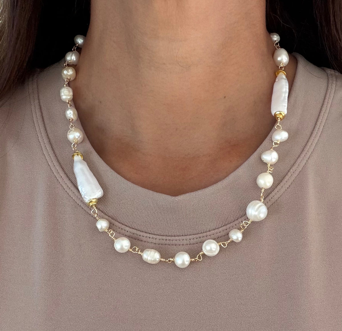 Collar perla asimétrica alambrada