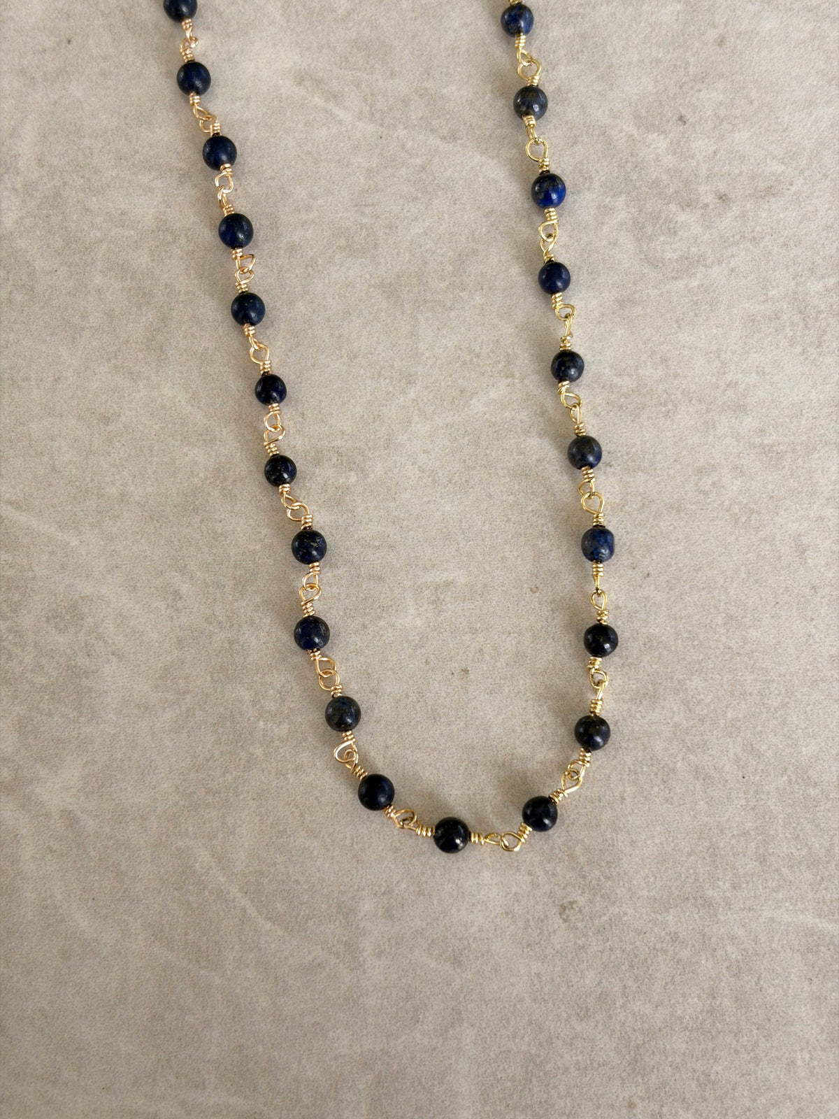 Collar Lapilázuli alambrado