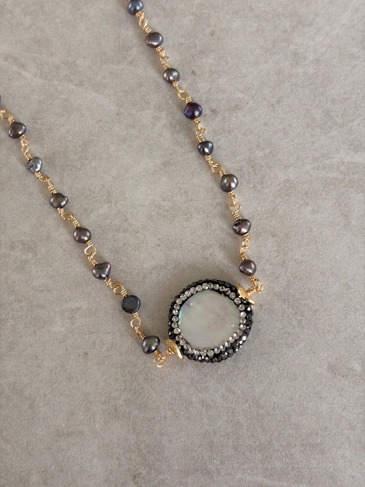 Collar alambrado con perla y rhinestone