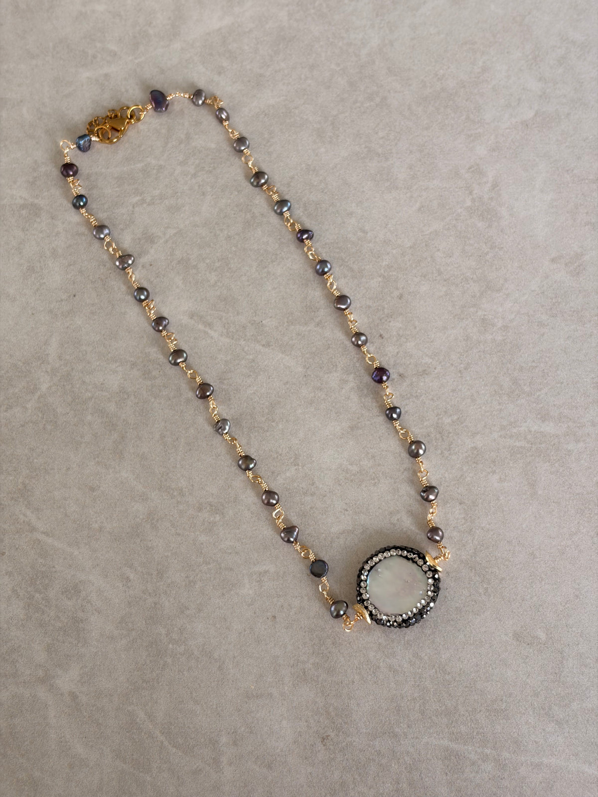 Collar alambrado con perla y rhinestone