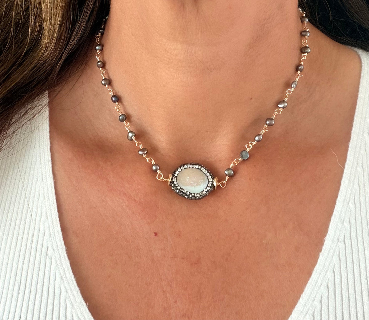 Collar alambrado con perla y rhinestone