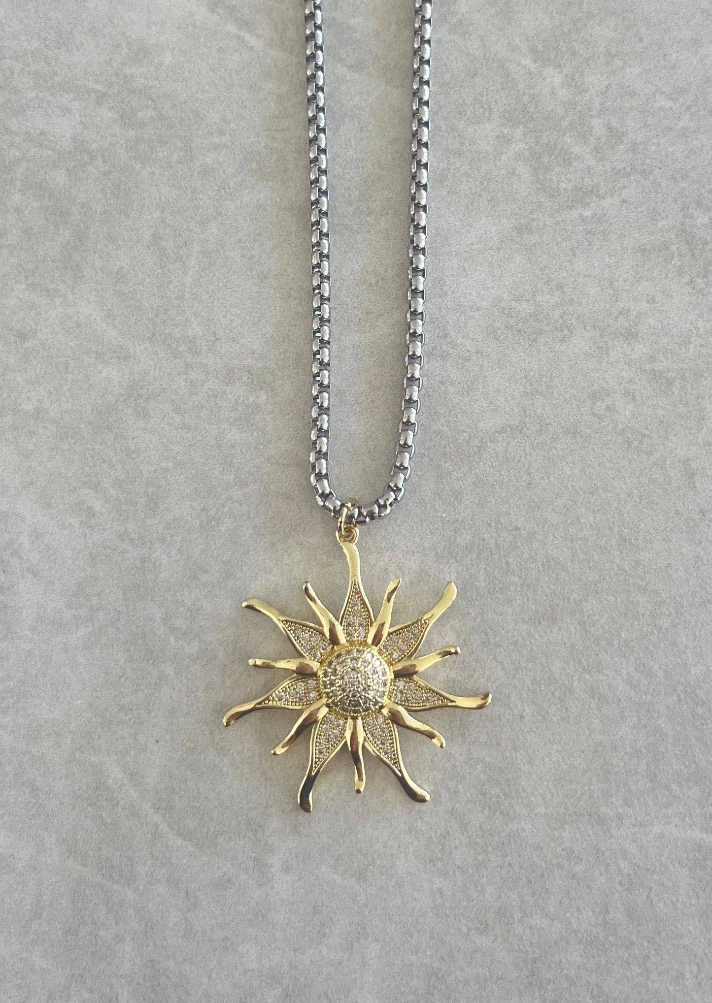 Cadena Con Sol Resplandeciente