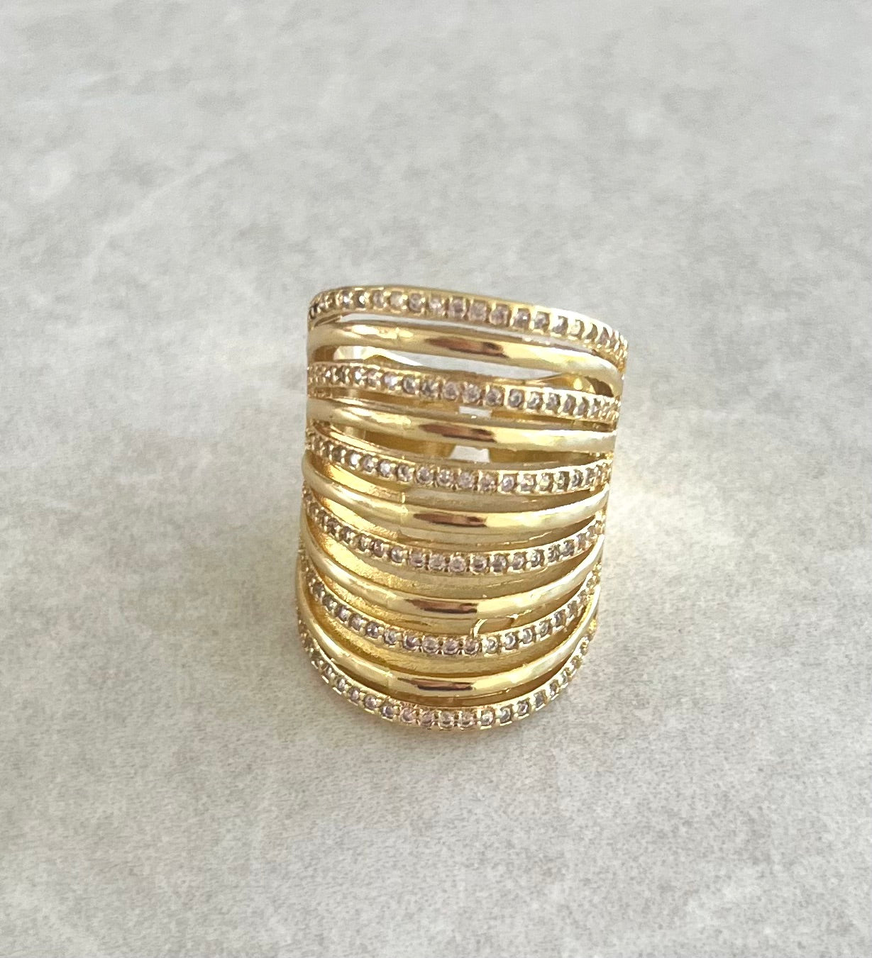 Anillo en lineas y rhinestone