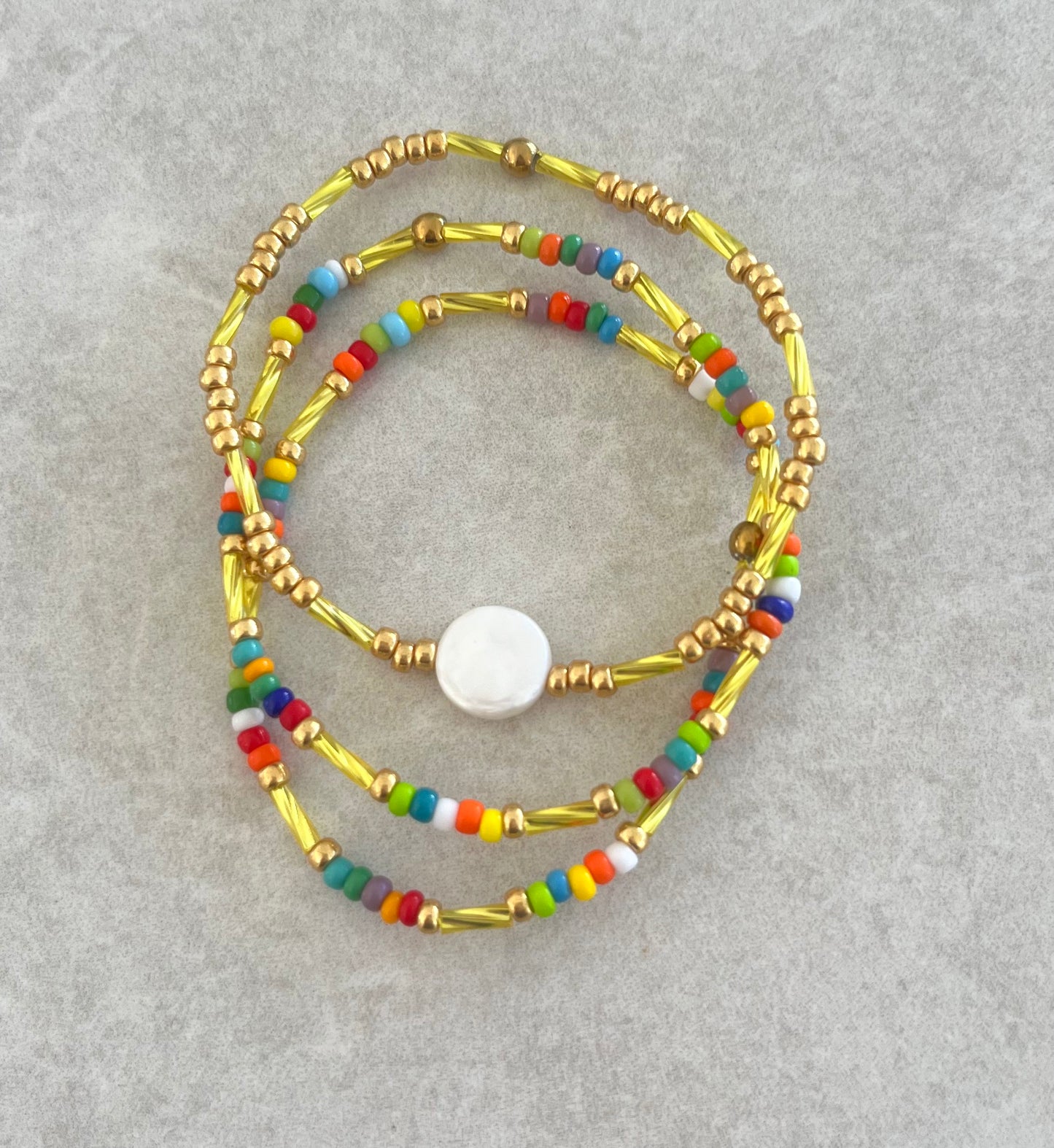 Trio de pulseras color amarillo