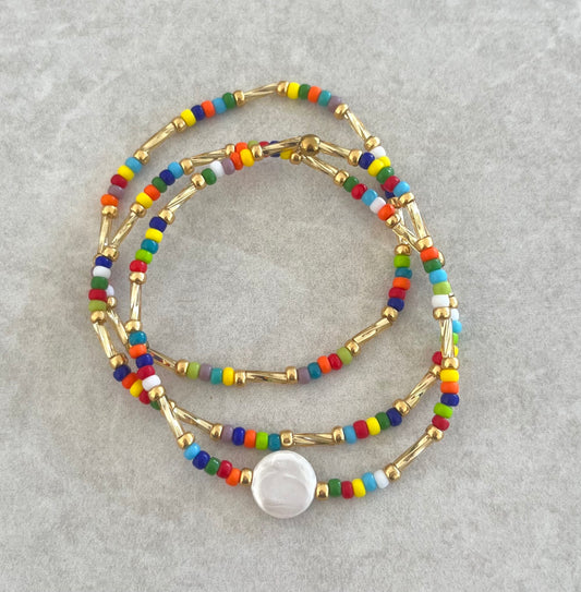 Trio de pulseras dorado y multicolor