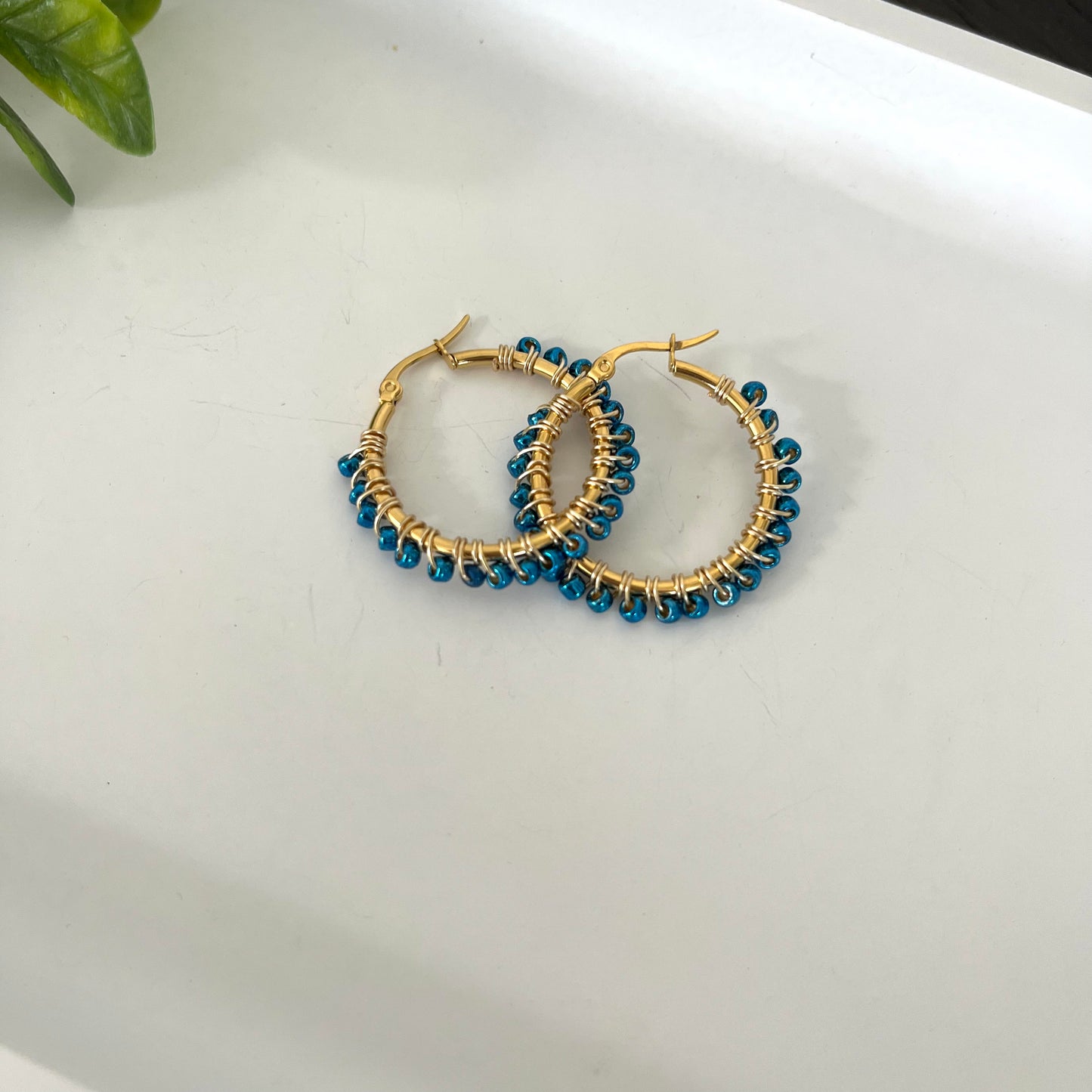 Medium hoops earrings metálicos