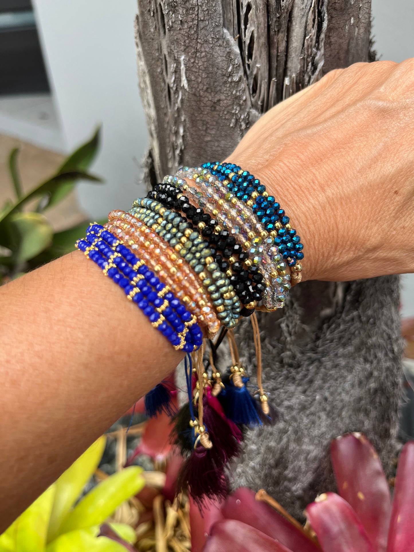 Pulseras cristales con dorado y borlas