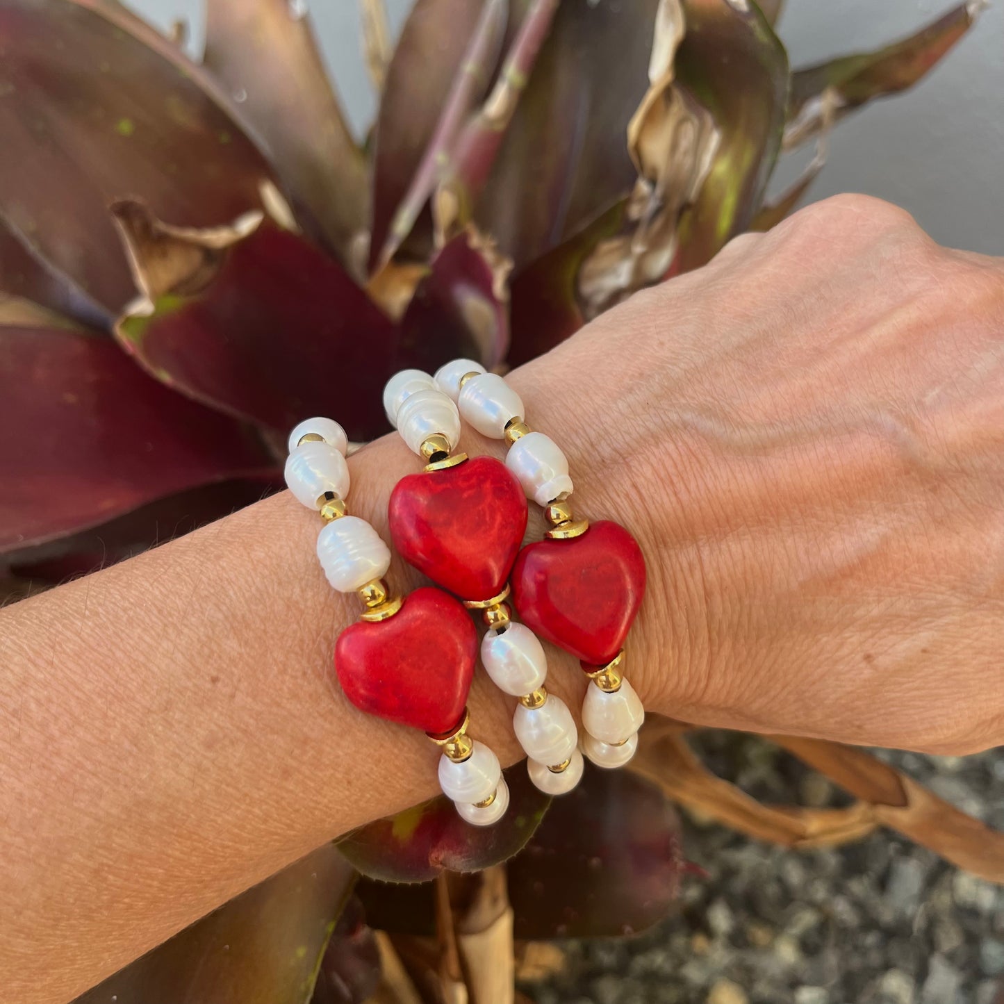 Pulsera corazón rojo perla blanca