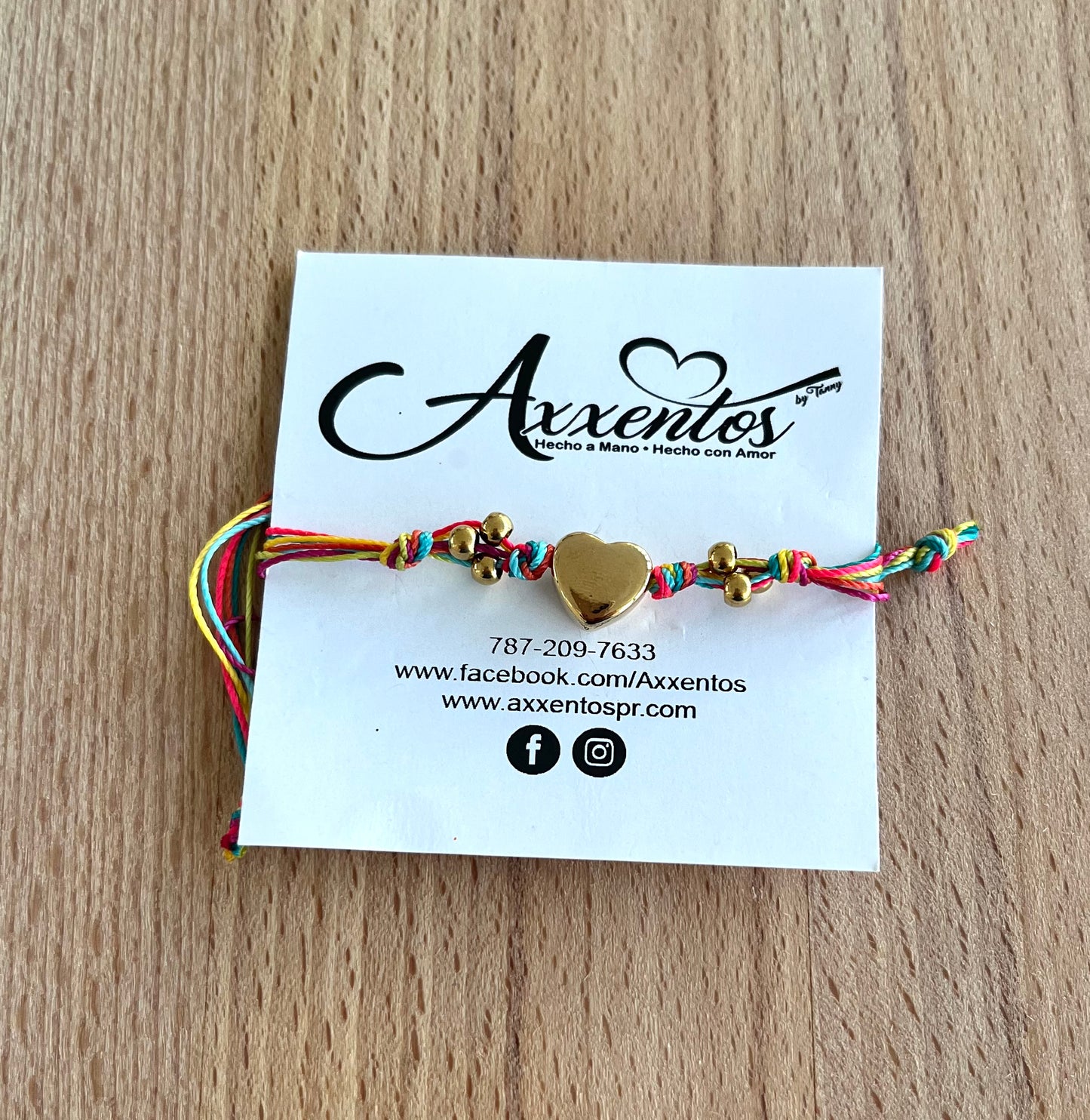 Pulsera corazòn e hilo multicolor