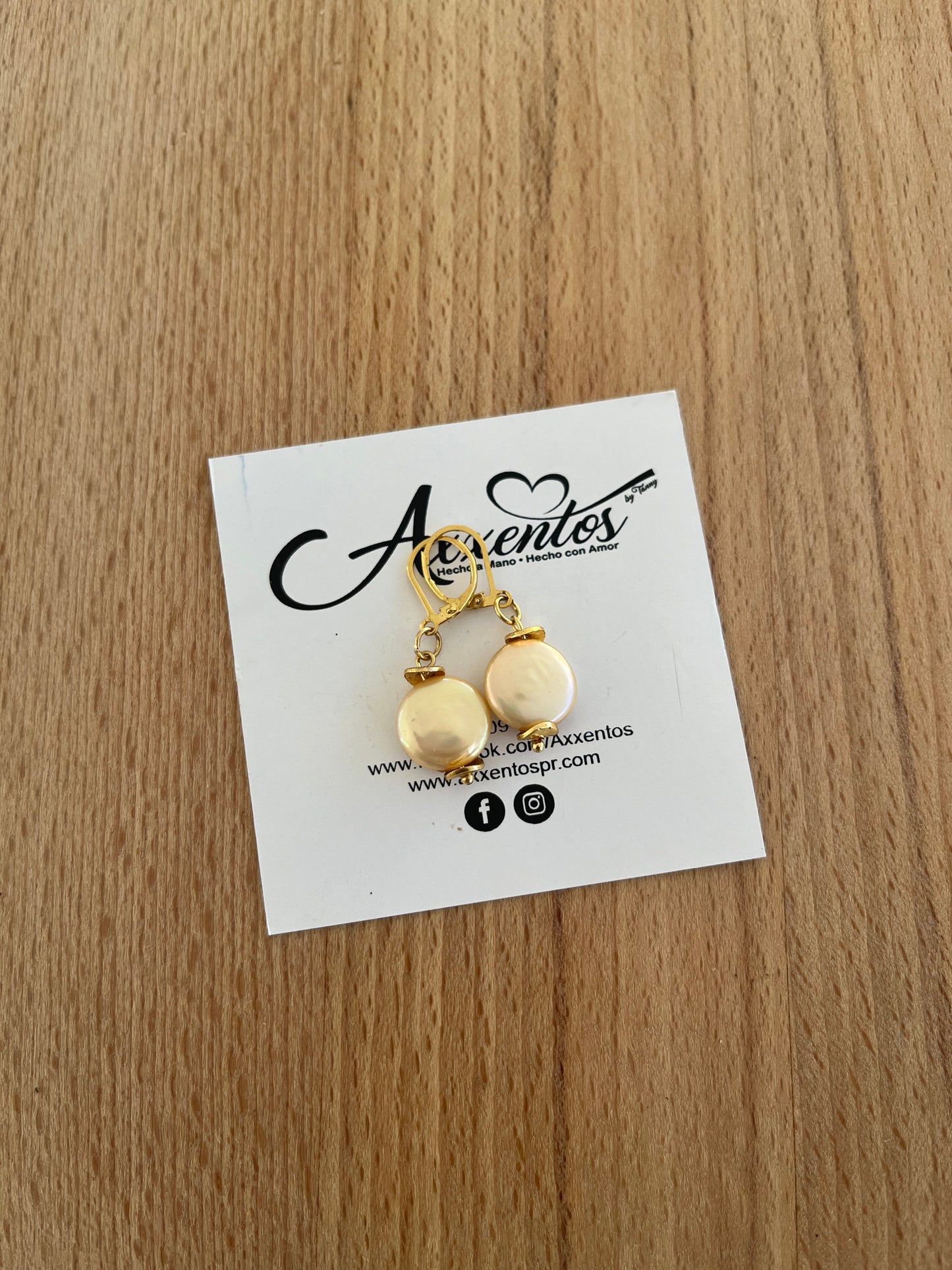 Perla chata amarillo clarito earrings