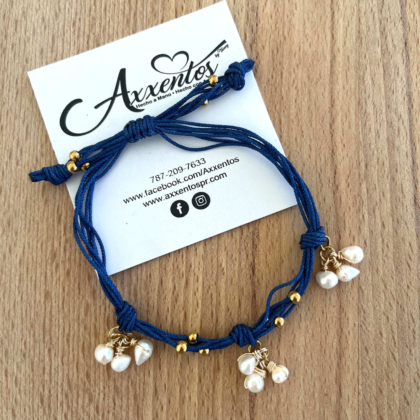 Pulsera entre  perlas e hilos