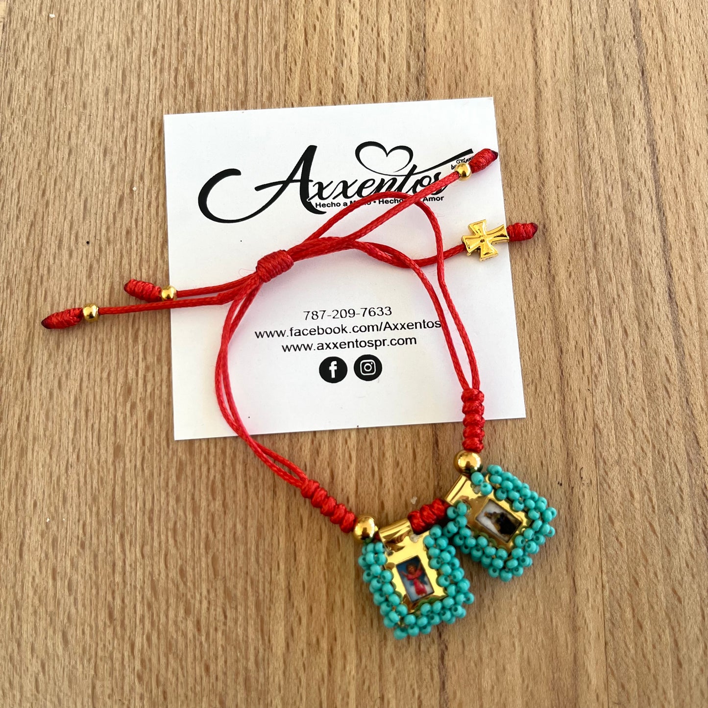 Pulsera escapulario e hilo