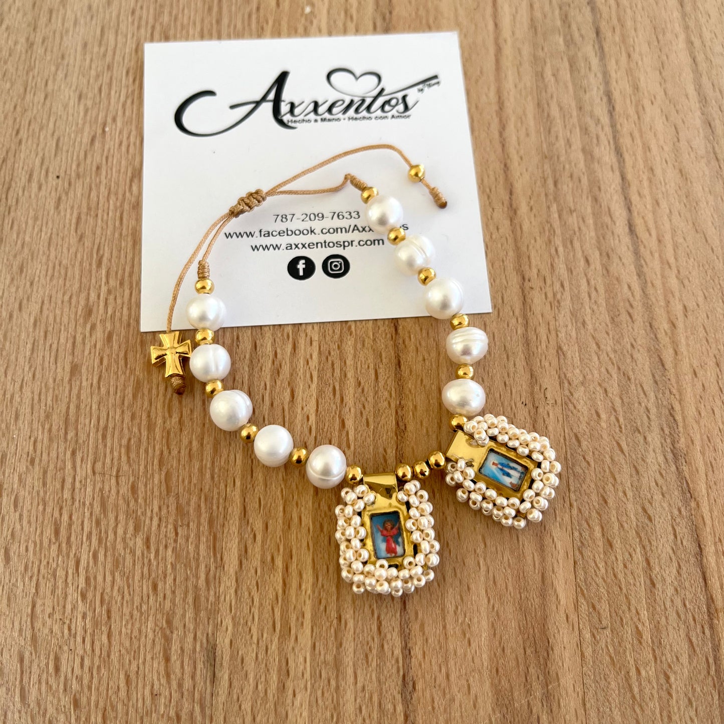 Pulsera perlas y escapularios